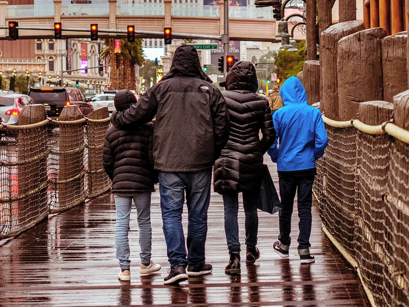 Familie spaziert durch Regen | Stimmungsbild Familientherapie Linz Michael Trauner