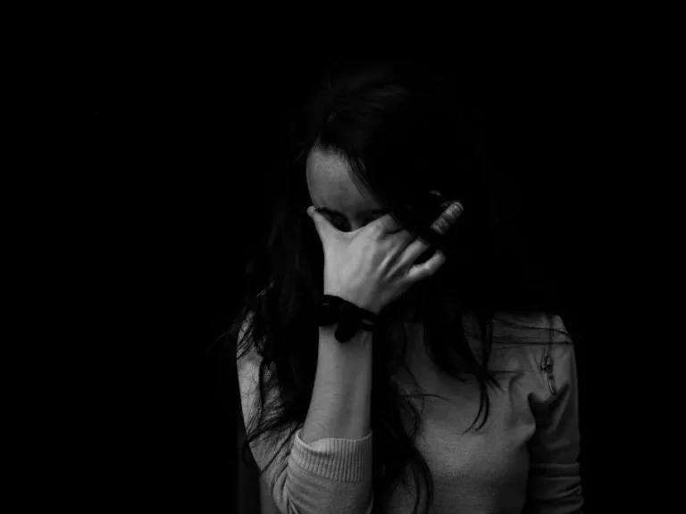 Frau hält Hand vors Gesicht | Stimmungsbild Depression / Psychotherapie bei Depressionen Linz