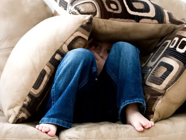 Kind vergräbt sich unter Kissen | Stimmungsbild Zwänge, Angststörungen, Panik Psychotherapeut in Linz Michael Trauner